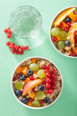 meyve ile sağlıklı kahvaltı quinoa berry nektarin yaban mersini g