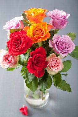 Cam vazo içinde sunulan güzel renkli gül çiçek buketi