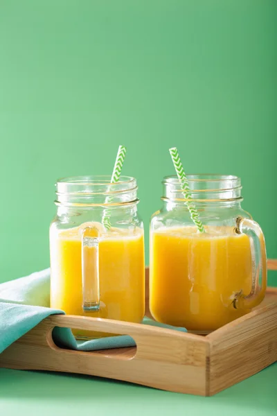 Healthy mango pineapple smoothie in mason jars — Stock Photo, Image