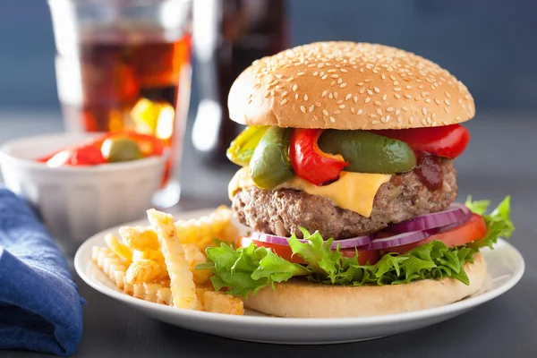 Hamburguesa de queso casera con pimientos cebolla de tomate — Foto de Stock