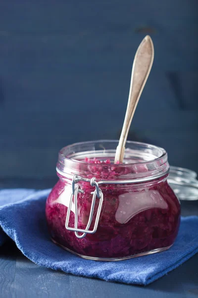 Cavolo rosso sottaceto in vaso di vetro — Foto Stock