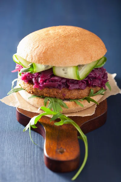 Veggie soja hamburger met ingemaakte rode kool komkommer rucola — Stockfoto