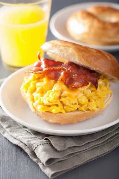 Sanduíche de café da manhã em bagel com queijo de bacon de ovo — Fotografia de Stock
