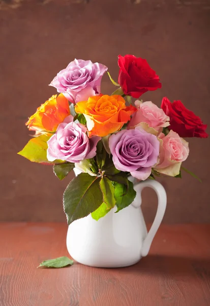 美しいカラフルなバラ花束花瓶 — ストック写真
