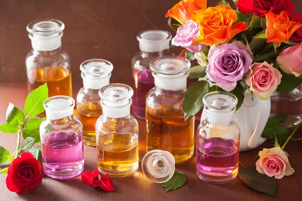 Αιθέριο έλαιο και ροδαλά λουλούδια αρωματοθεραπεία spa αρωματοποιία — Φωτογραφία Αρχείου