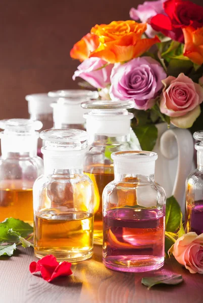 Aceite esencial y flores de rosas aromaterapia spa perfumería — Foto de Stock