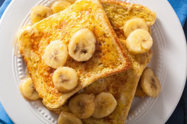 Kahvaltı için tost karamelize muz ile Fransız