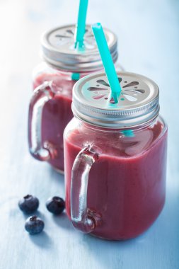 sağlıklı çilek blueberry smoothie mason kavanoz