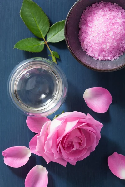 Sal herbal de flor de rosa para spa y aromaterapia — Foto de Stock