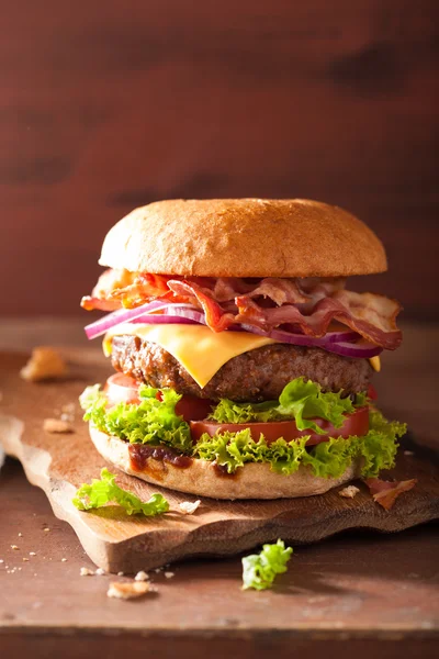 Spek kaas hamburger met rundvlees patty tomaat UI — Stockfoto