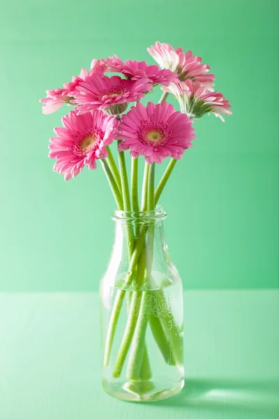 Belo buquê de flores de gerbera rosa em vaso — Fotografia de Stock