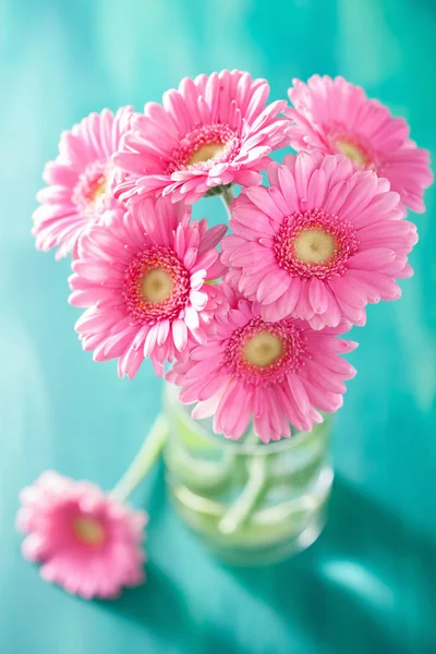 Belo buquê de flores de gerbera rosa em vaso — Fotografia de Stock