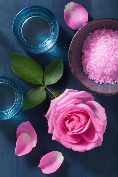 Sale alle erbe di fiori di rosa per spa e aromaterapia — Foto Stock