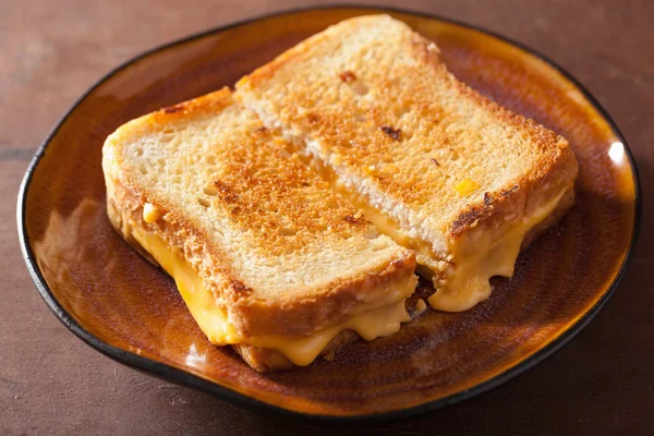 Zelfgemaakte gegrilde kaas sandwich voor ontbijt — Stockfoto