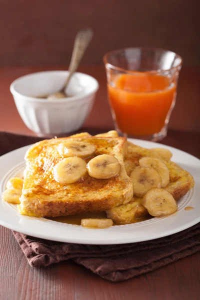 아침 식사에 대 한 프랑스의 캐 러 멜된 바나나 토스트 — 스톡 사진