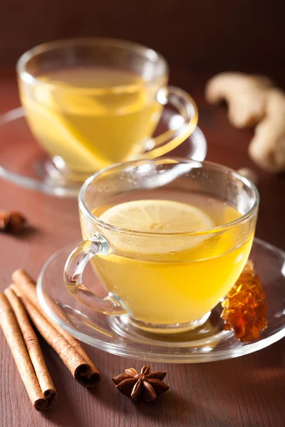 Horké citron zázvor skořicový čaj ve sklenici — Stock fotografie