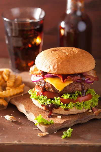 Bacon cheese burger with beef patty tomato onion cola — Stock Photo, Image