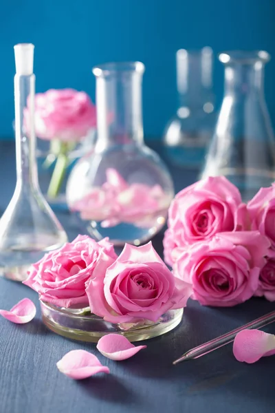 Alchemie und Aromatherapie mit Rosenblüten und Chemiekolben — Stockfoto