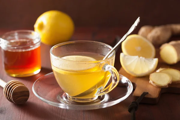 Tè allo zenzero al limone caldo in tazza di vetro — Foto Stock