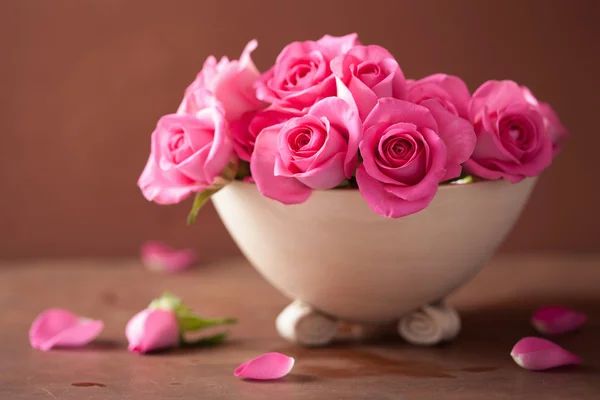 Beautiful pink rose flowers in vase — Stock Photo, Image