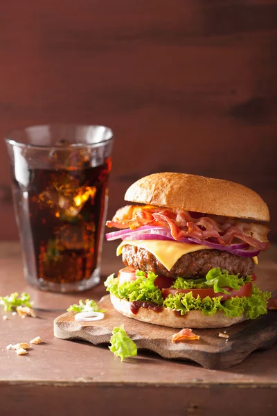 Bacon cheese burger with beef patty tomato onion cola — Stock Photo, Image