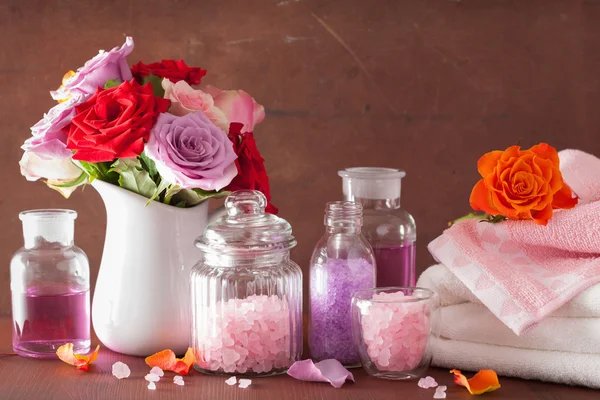 Spa aromatherapie met roze bloemen etherische olie zout — Stockfoto