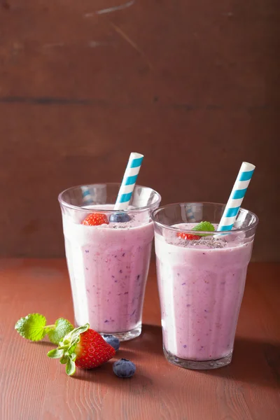 Gezonde aardbei blueberry smoothie met chia zaad — Stockfoto