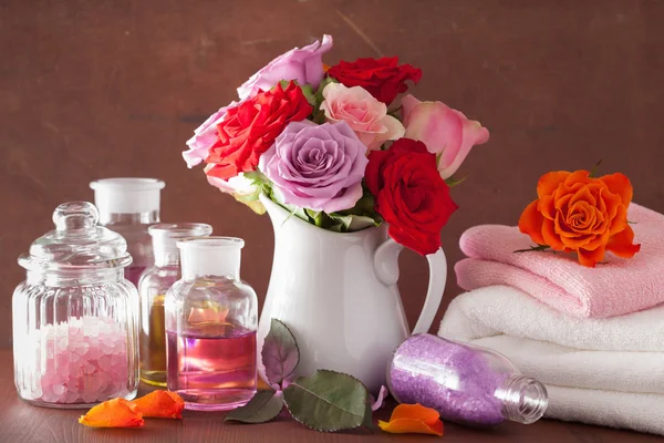 Spa aromatherapy with rose flowers essential oil salt — Stock Photo, Image