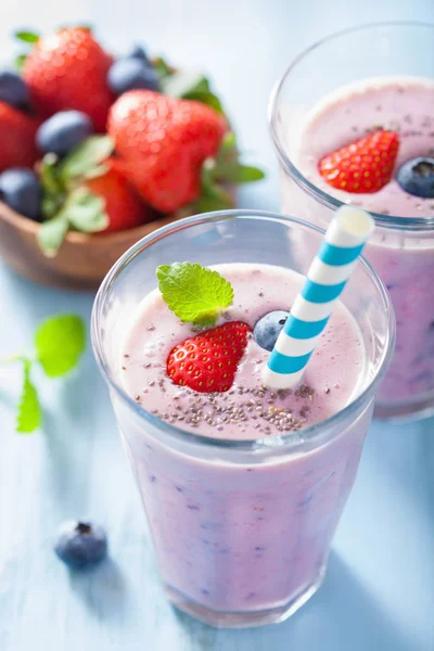 Friska jordgubbar blueberry smoothie med chia utsäde — Stockfoto