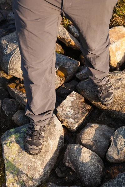 Excursionista cruzando un río. piernas en botas — Foto de Stock