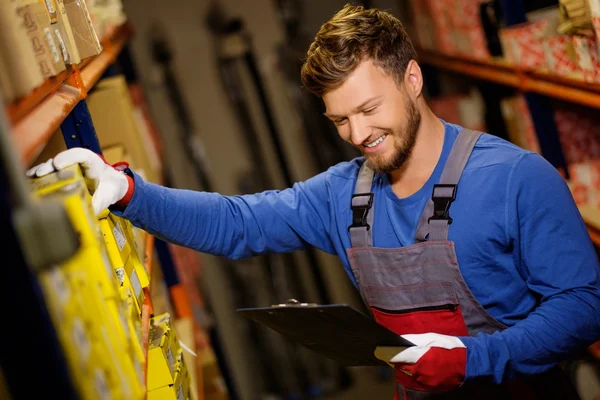 Worker on a automotive spare parts warehouse — Stock Photo, Image