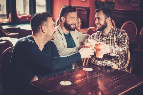 Vecchi amici divertirsi e bere birra alla spina — Foto Stock