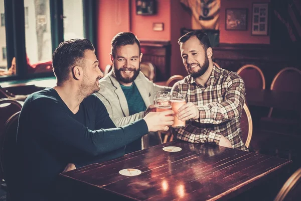 Alte Freunde haben Spaß und trinken Bier vom Fass — Stockfoto