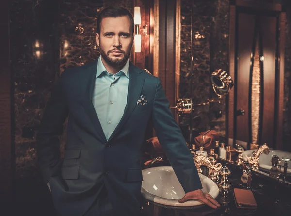 Confident well-dressed man in luxury bathroom interior. — Stock Photo, Image