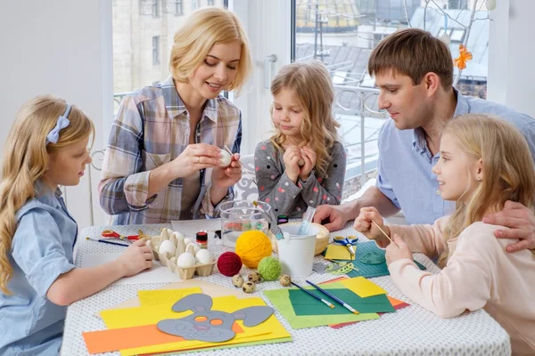 Οικογένεια διασκεδάζοντας ζωγραφική και διακόσμηση πασχαλινά αυγά. — Φωτογραφία Αρχείου