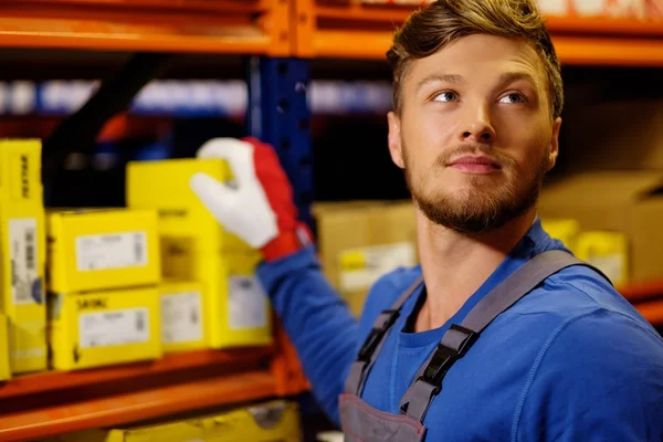 Worker on a automotive spare parts warehouse — Stock Photo, Image