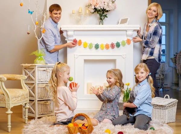 Família se divertindo pintura e decoração de ovos de páscoa . — Fotografia de Stock