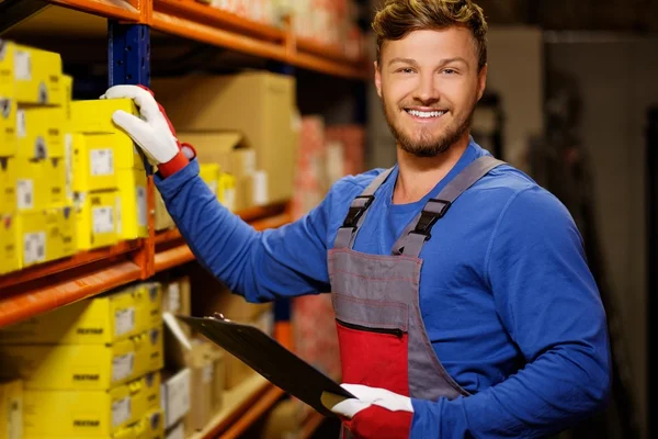 Werknemer op een magazijn voor auto-onderdelen — Stockfoto