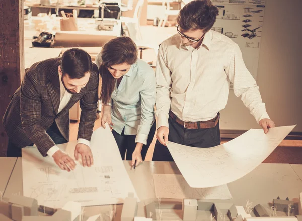 Equipe confiante de engenheiros trabalhando juntos em um garanhão arquiteto — Fotografia de Stock