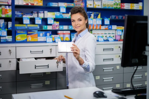Vrouw apotheker doet zijn werk in de apotheek. — Stockfoto