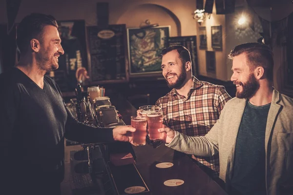 Vieux amis avoir du plaisir et boire de la bière brouillon — Photo