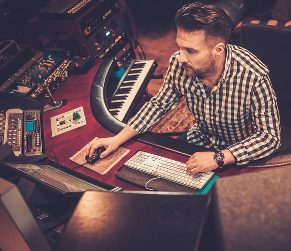 Werken bij het mengen van deelvenster geluidstechnicus — Stockfoto