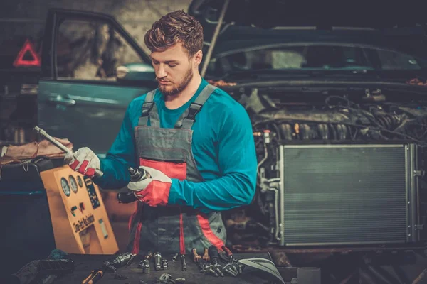 Mechanic met pneumatische hulpprogramma in een workshop — Stockfoto