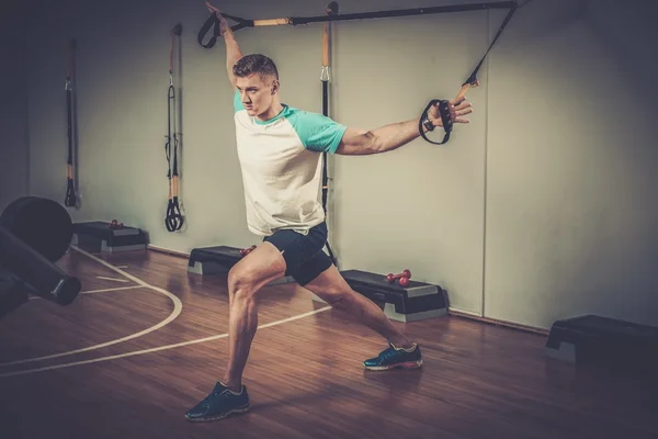 Homem atraente durante o treino — Fotografia de Stock