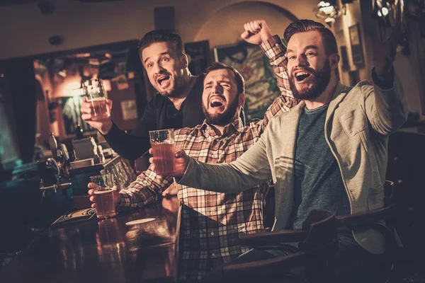 Vrienden plezier kijken naar een voetbalwedstrijd op Tv — Stockfoto