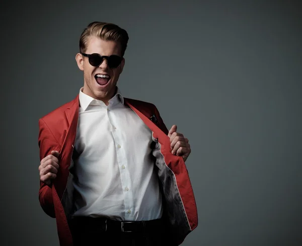 Homme élégant en veste rouge — Photo