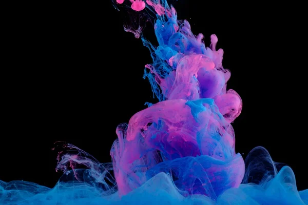 Nuages d'encre rose bleu dans le liquide — Photo