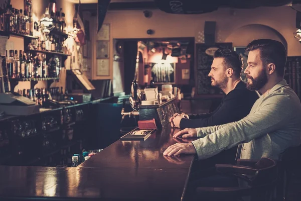 Teman minum draft bir di bar counter di pub . — Stok Foto