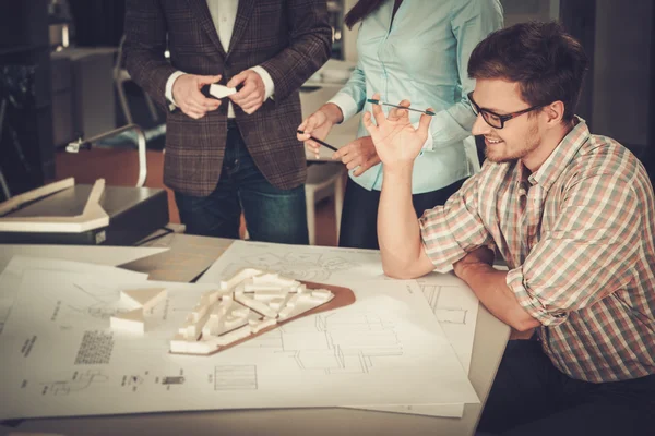 Equipo de ingenieros confiados trabajando juntos en un semental de arquitectos — Foto de Stock