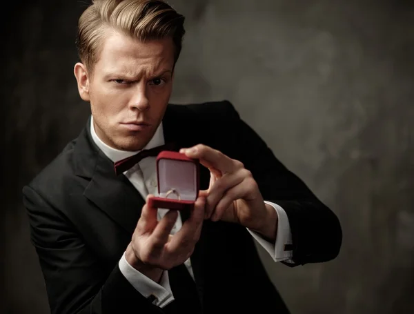 Άνθρωπος που κρατά το κουτί με ένα δαχτυλίδι πρόταση — Φωτογραφία Αρχείου